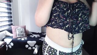 prettywoman_lm - A lush young woman sweetly chatting teasing on camera.