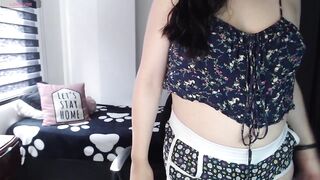 prettywoman_lm - A lush young woman sweetly chatting teasing on camera.