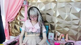 neeko_princes - Young college girl in a nice outfit having a nice chat