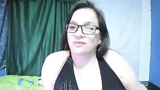 Lisbella_ - A milf with a beautiful smile is chatting sweetly on camera.