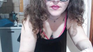 peachgirlmartyna - Milf in clothes dancing in front of the camera and chatting sweetly with the chat room