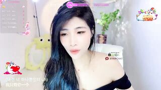 Vaidurya-Yolo - [Young Asian girl sweetly chatting and teasing in front of the camera