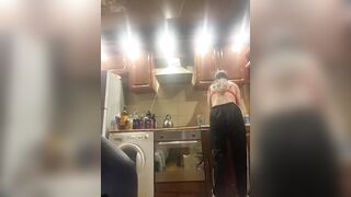 Flossy_Vettie - Young housewife sweetly chatting on camera and cooking food