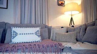 x_lily_x - Студентка с большими сиськами мило болтает и дразнится перед камерой и не хочет показывать свои большие сиськи