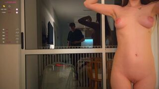 vundersex - Молодая женщина соблазняет своего парня на кровати и ждет, когда он ее трахнет