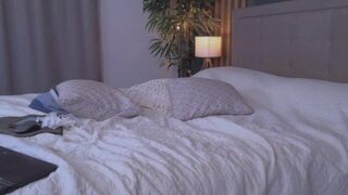 _gabrielle_ - Молодая девушка мило болтает и дразнится перед камерой и получает удовольствие от спермы в своей киске