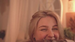 Ханнастезия - Очаровательная малышка мило болтает и дразнится перед камерой, не снимая одежды.