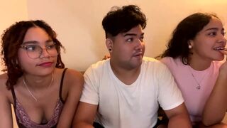 kittyand - две красотки дразнят парня и ждут, когда он их трахнет.