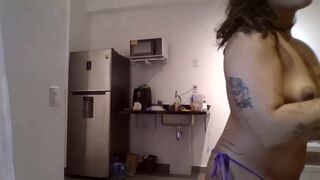 heavenngirlyy444 - красотка, демонстрирующая свои сиськи и мило говорящая на камеру.