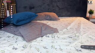 xterribly_cutex - молодая женщина с маленькой грудью лежит на кровати в трусиках и удовлетворяет себя вибратором