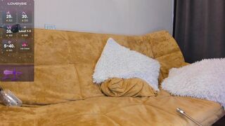 develevi1 - [Молодая девушка трахается с резиновым членом и получает удовольствие