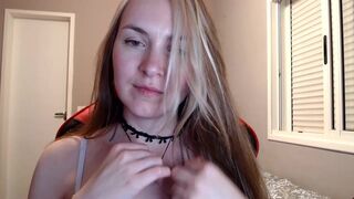 naughty_popa - [Молодая девушка в бюстгальтере теребит свою грудь перед камерой и мило болтает.