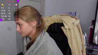 abby_laker - Молодая студентка мило общается и не хочет показываться голой на камеру.