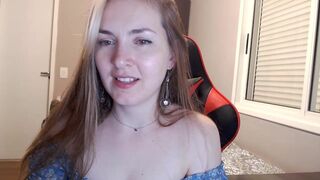 naughty_popa - Малышка в платье показывает свою попу на камеру и мило болтает