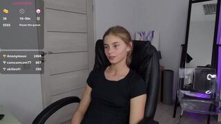 abby_laker - Студентка с маленькой грудью сидит голая и общается.