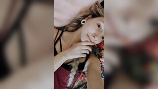 Дэни Калифорния - Малышка мило болтает и дразнится перед камерой.