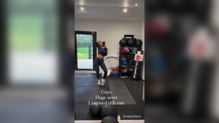 Фрэнки Бридж - Маленькая девочка в спортзале танцует перед камерой