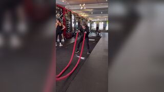 jojo levesque - Маленькая девочка занимается спортом на камеру и показывает, как правильно это делать.