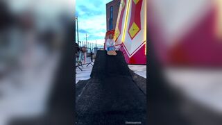 Фрэнки Бридж - маленькая девочка показывает, как она катается с горок.