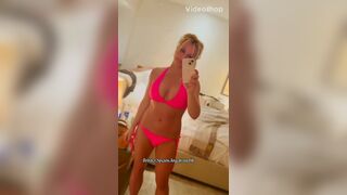 бритни спирс - Мильфочка в красивом купальнике дразнится перед камерой