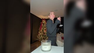 Фрэнки Бридж - Девочка зажигает свечи и танцует перед камерой