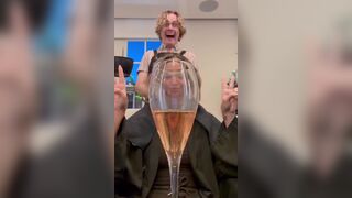 Фрэнки Бридж - маленькая девочка показывает, как ее моют