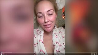 heyteacue - Пышная мамочка с большими сиськами в пижаме на кровати дразнится перед камерой