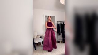 Фрэнки Бридж - Маленькая девочка примеряет разные платья перед камерой и мило общается с участниками чата.