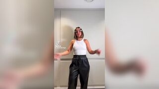 frankie bridge - Очаровательная милфочка демонстрирует свои образы на камеру