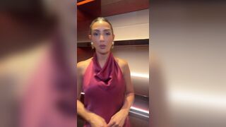 Фрэнки Бридж - Две молодые красотки позируют перед камерой и мило общаются в чате