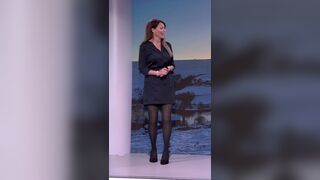 местные телеведущие - Девушка с каштановыми волосами в платье ведет ведущую прогноза погоды и мило болтает.