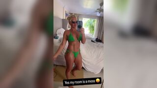 Гейл Эммс - Малышка в купальнике дразнится перед камерой