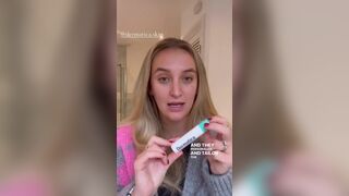 Тиффани Уотсон - Блонди мило беседует.