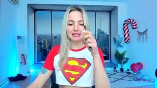 AlicePrings - Молодая красотка мило болтает и дразнится перед камерой в одежде