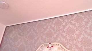 ChristieGarci - Милая блондинка общается с чатом и стесняется раздеваться