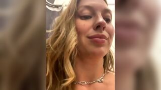 Sweet___Emily - Малышка с большой попой трубит о своей большой попке в трусиках перед камерой