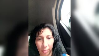 Зрелая - пышная мамочка с большими сиськами показывает свою киску с лаванс вутри на камеру