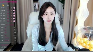 cecilia0903 - Молодая азиатская девушка мило болтает и дразнится перед камерой, не снимая одежды