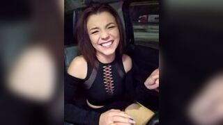 Ginny_lolly69 - очаровательная маленькая девочка, мило болтающая и дразнящаяся перед камерой.