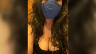 HaaniKaur - Милфа с большими сиськами в майке дразнится перед камерой