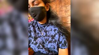 HaaniKaur - брюнетка-латиноамериканка мило болтает и дразнится перед камерой, не снимая одежды