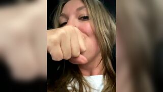 Sweet___Emily — красотка в машине демонстрирует непристойности на камеру.