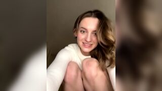 - Малышка трахает резиновый член на полу и получает удовольствие