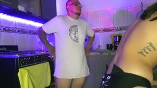 DulceAndYors - Молодая женщина пинает своего мужчину по яйцам и мило болтает с ним, как будто ничего не произошло