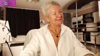 roxana_brooks - [Milf sits chatting and dancing in a shirt in front of the camera in a good mood