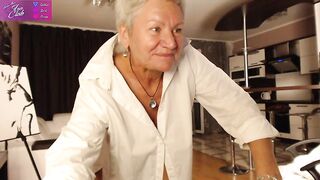 roxana_brooks - [Milf sits chatting and dancing in a shirt in front of the camera in a good mood