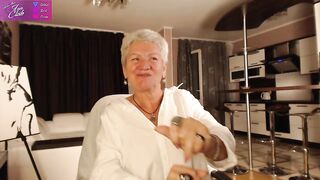 roxana_brooks - [Milf sits chatting and dancing in a shirt in front of the camera in a good mood