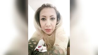 coral_smitth -A milf teasing in front of the camera and having a nice chat