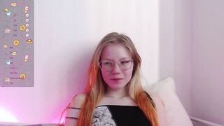 esme_luv -  girl chatting sweetly.