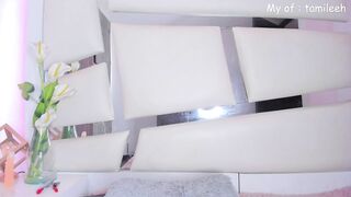 chrystal_js -  A milf is chatting on the bed, showing her big ass all over the screen.